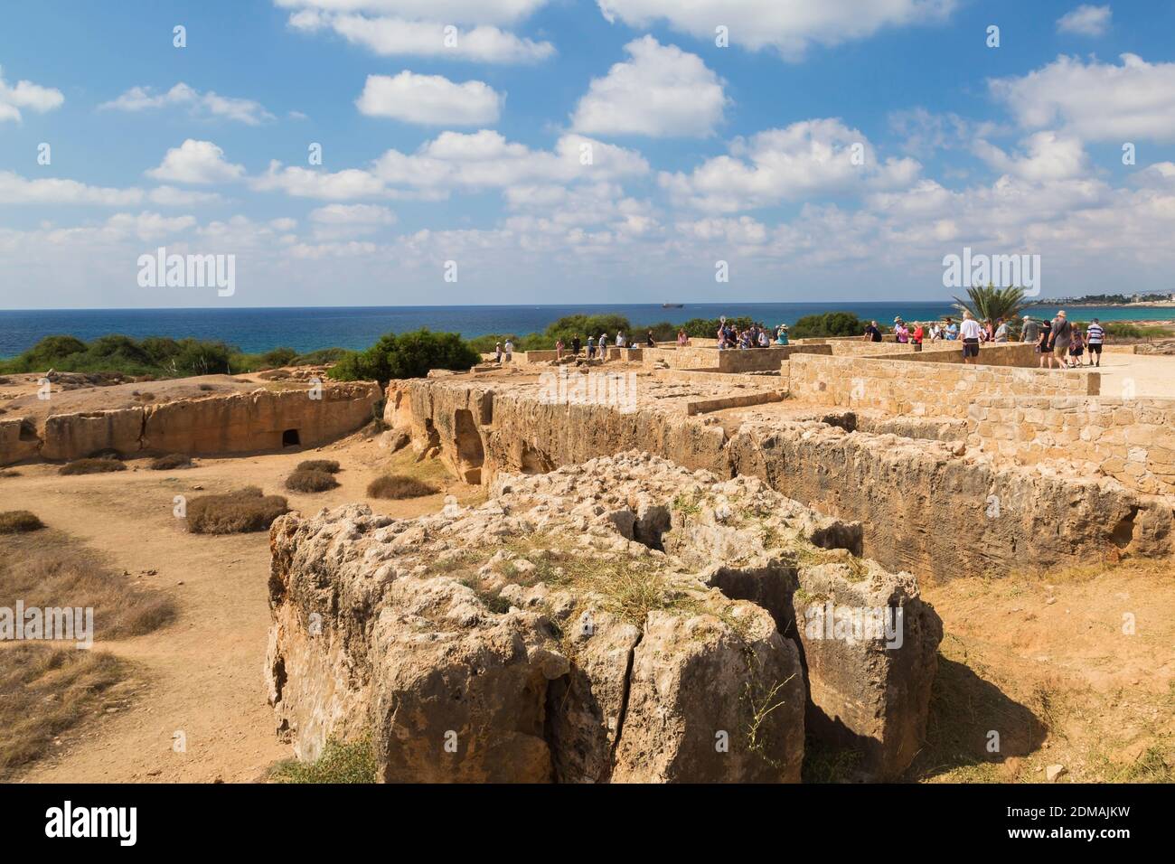 Ruinas antiguas y turistas en Tombs of the Kings sitio arqueológico, Patrimonio de la Humanidad de la UNESCO, Pafos, Chipre. Foto de stock