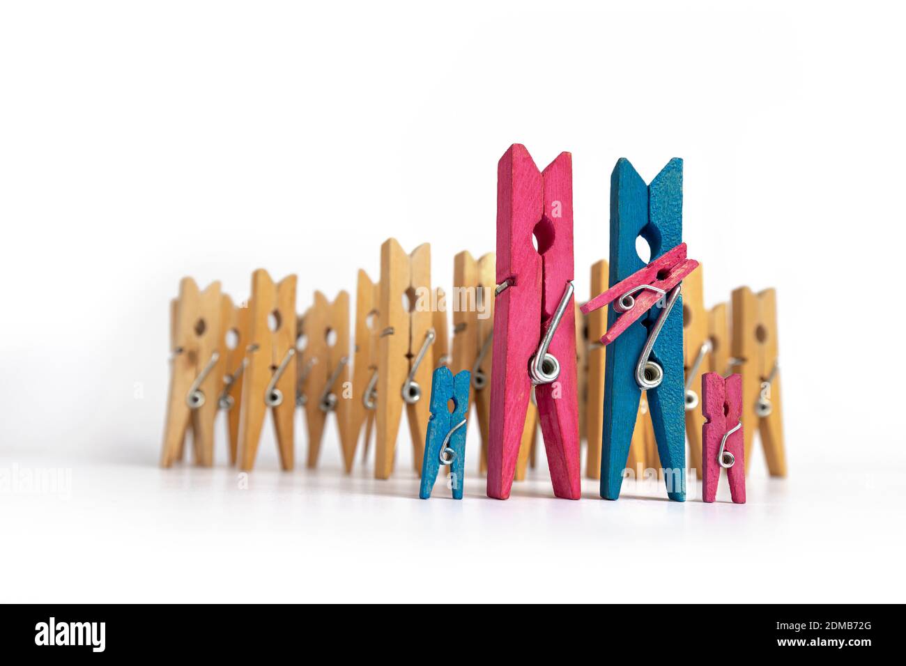 Composición conceptual de los clothespins que simulan una familia que