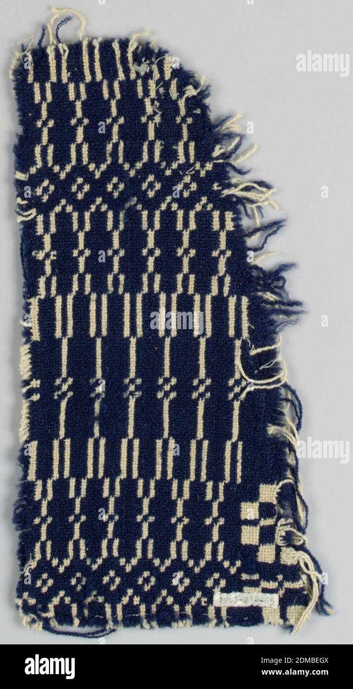 Fragmento de cobertor, Medio: Lana, algodón Técnica: Doble tela, fragmento de borde muestra el borde geométrico lineal tradicional. En lana de azul muy oscuro teñida con algodón blanquear,