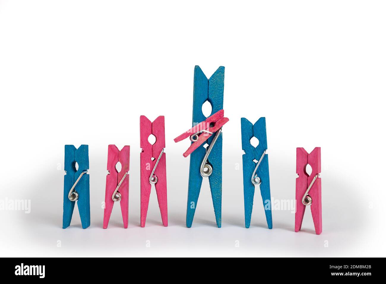 Composición conceptual de los clothespins que simulan una familia