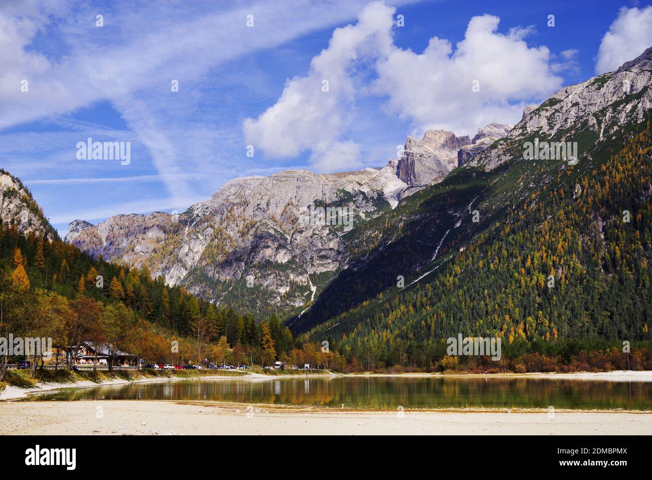 Vista panorámica del lago con las montañas contra el cielo Foto de stock