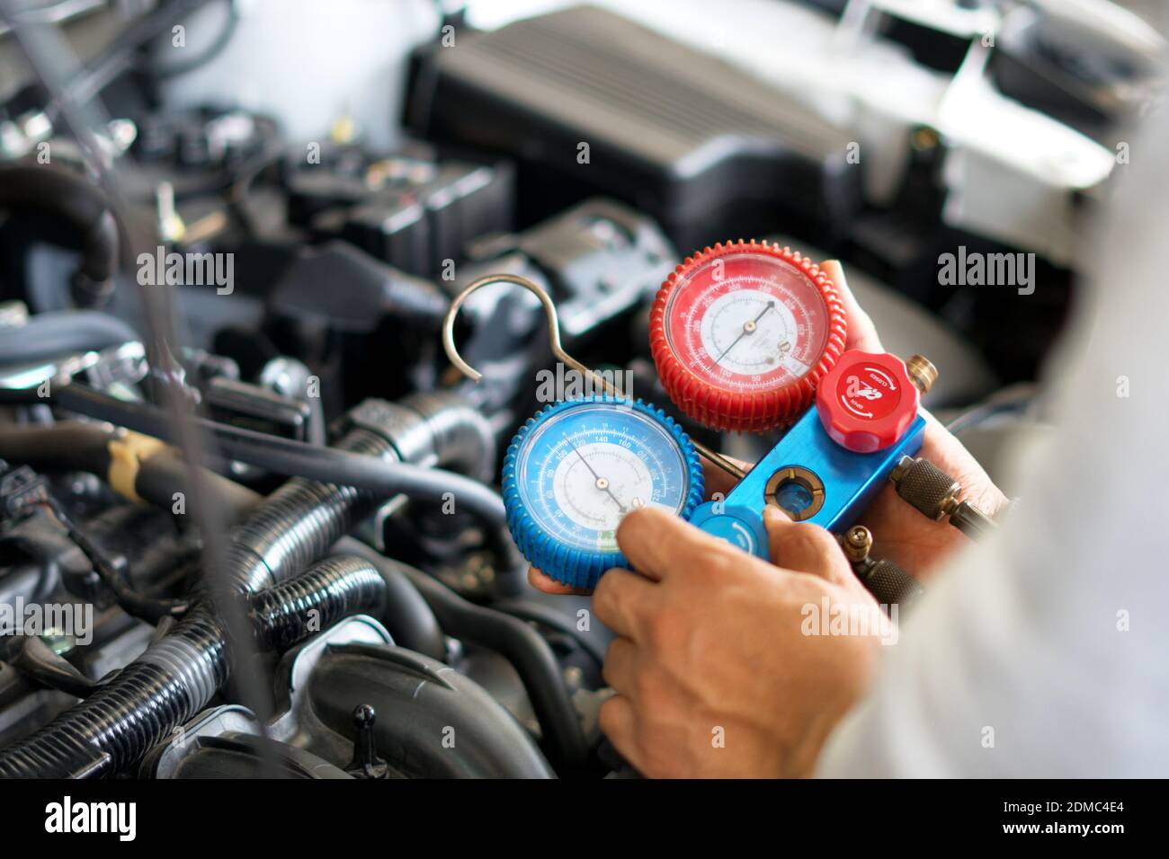 Compruebe la recarga de refrigerante del sistema de aire acondicionado del  vehículo Fotografía de stock - Alamy