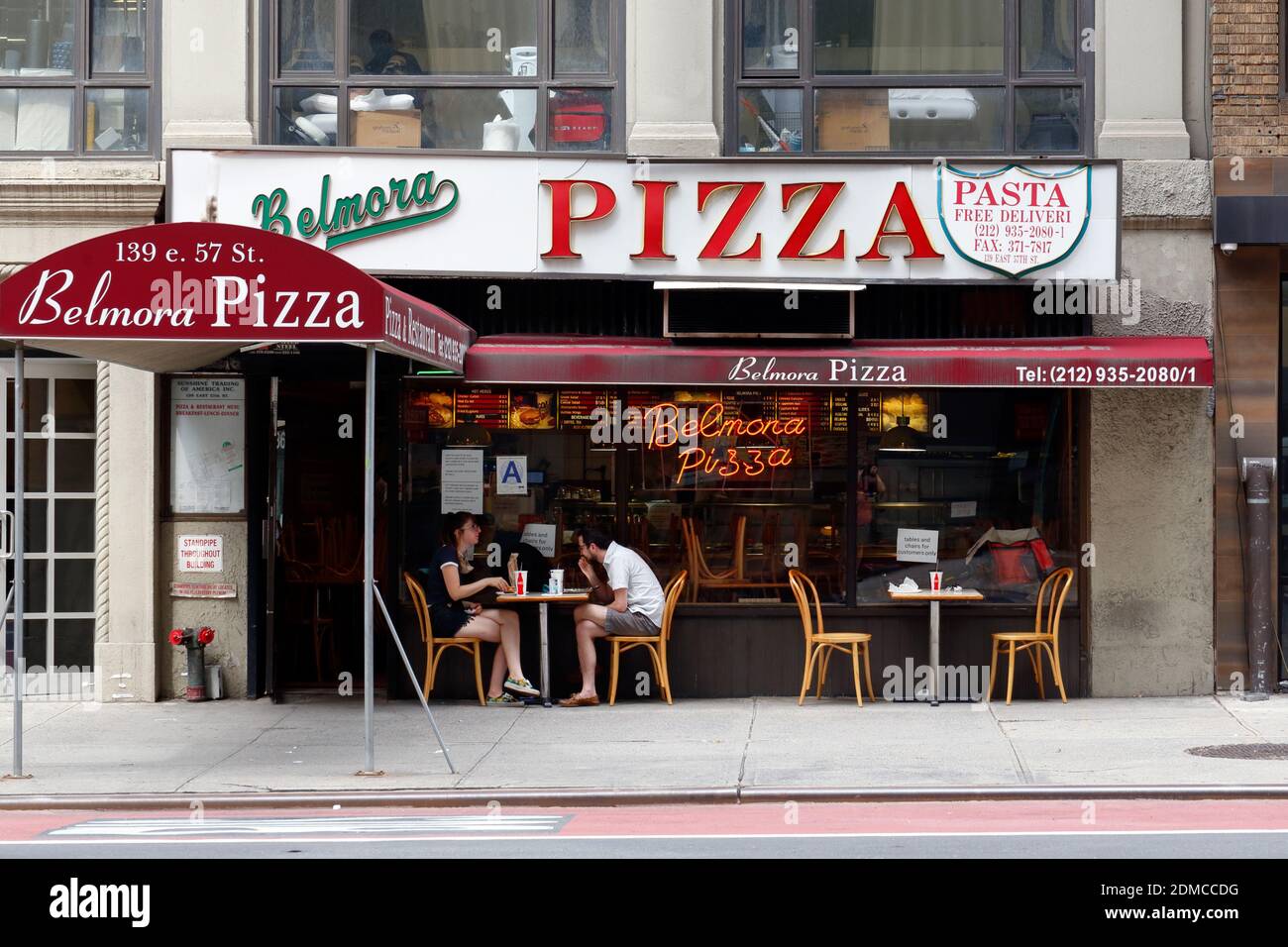 [Histórico escaparate] Belmora Pizza, 139 E 57th St, Nueva York, NYC foto de una pizzería en Midtown Manhattan. Foto de stock