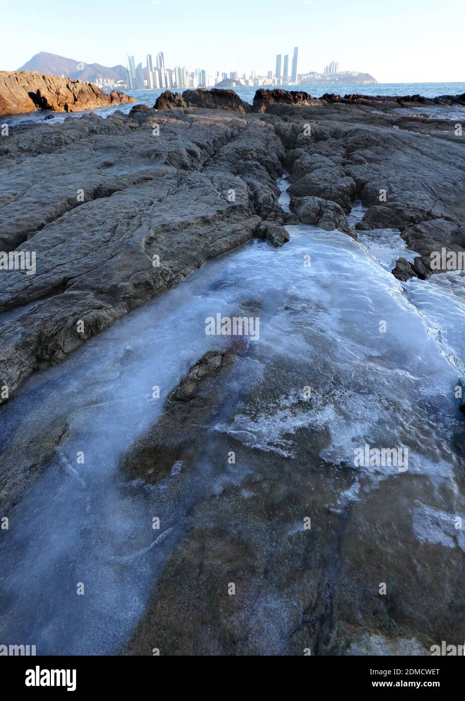 17 de diciembre de 2020. El 17 de diciembre de 2020, el agua de mar de  Corea del Sur se congela en rocas a lo largo de la costa sur de la