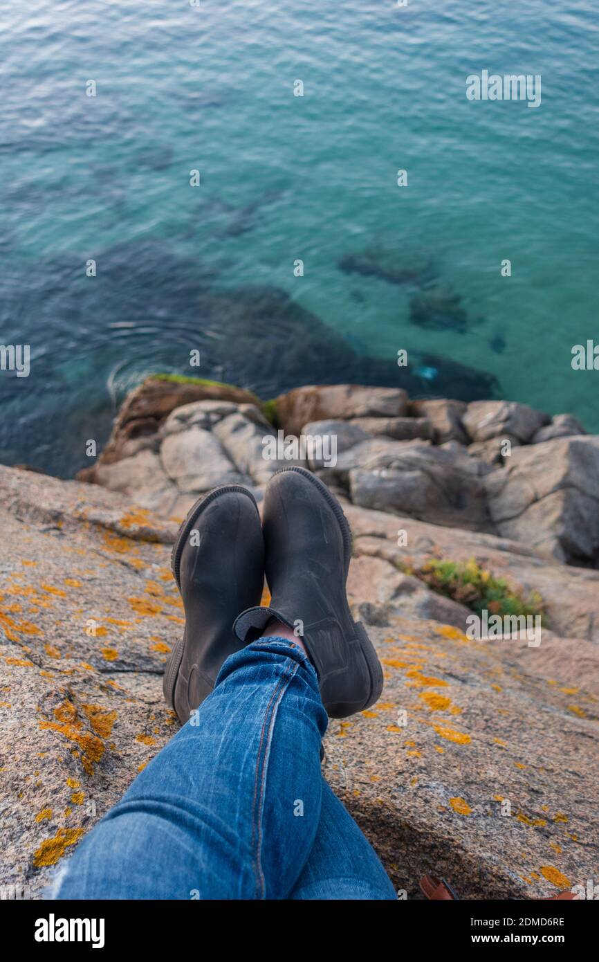 Zapatos para mujer en una playa de agua turquesa en Sines, Portugal  Fotografía de stock - Alamy