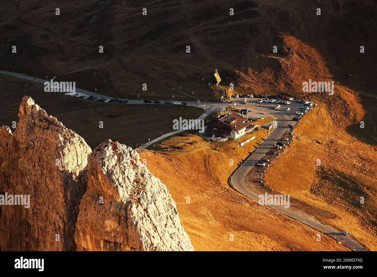 Vista en ángulo alto de la carretera entre las rocas contra las montañas Foto de stock