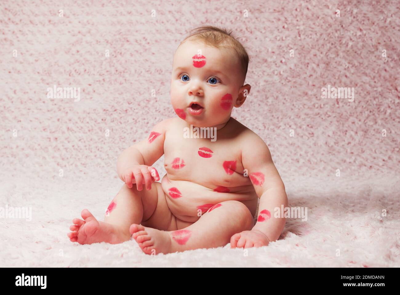 Bebé niña en el manta suave lleno besos hechas con el pintalabios  Fotografía de stock - Alamy