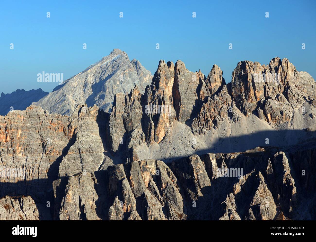 Vista panorámica de las Montañas Rocosas contra el cielo azul claro Foto de stock