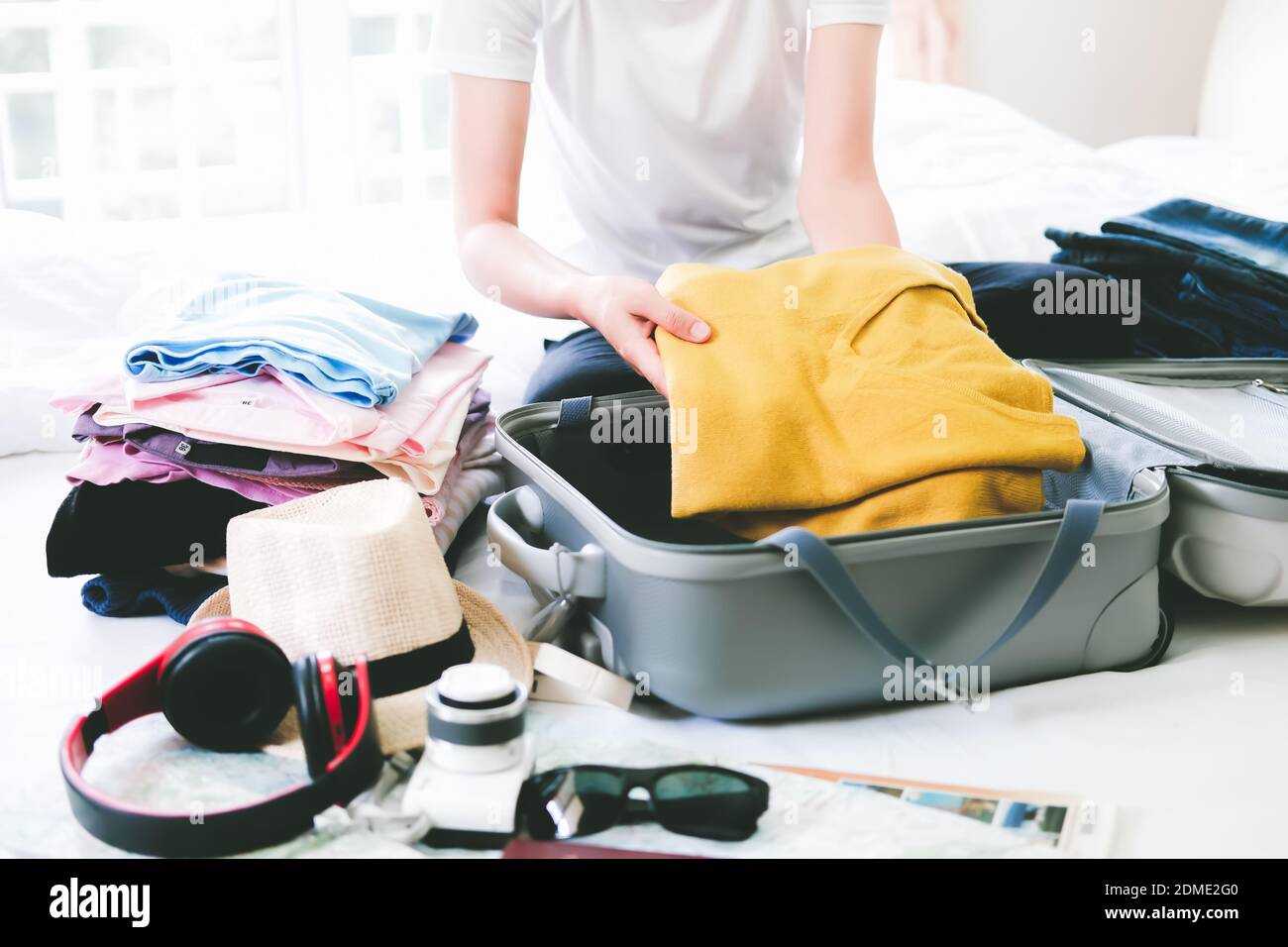 Mujer embalaje bolsa de viaje para las vacaciones de verano. Turismo y  concepto de objetos, maleta para vacaciones de verano Fotografía de stock -  Alamy