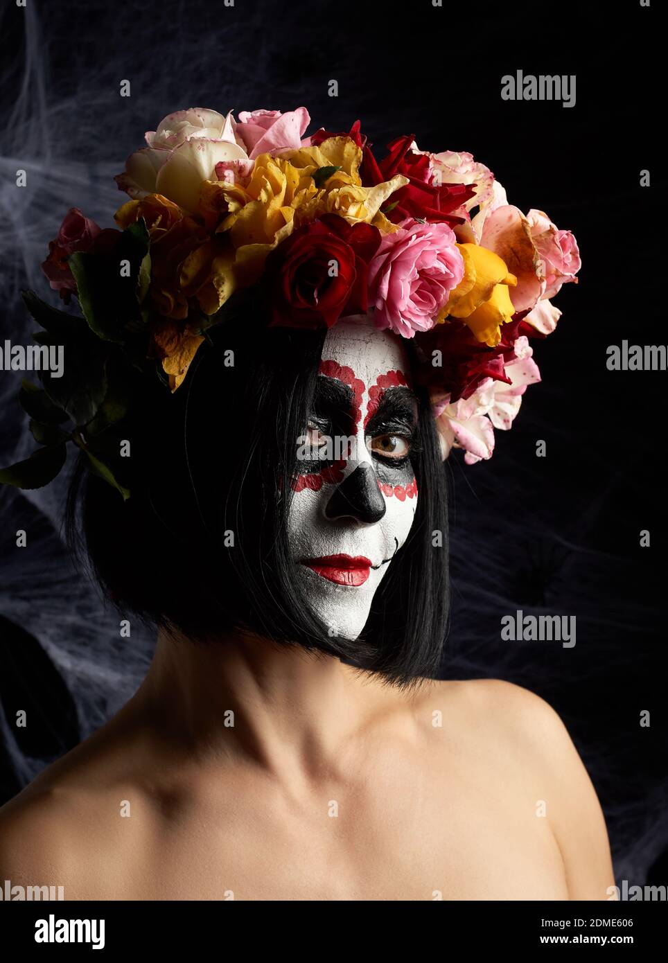 Chica con máscara de muerte tradicional mexicana. Calavera Catrina.  Calaveras de azúcar maquillaje. chica vestida con una corona de rosas sobre  un fondo blanco de web Fotografía de stock - Alamy