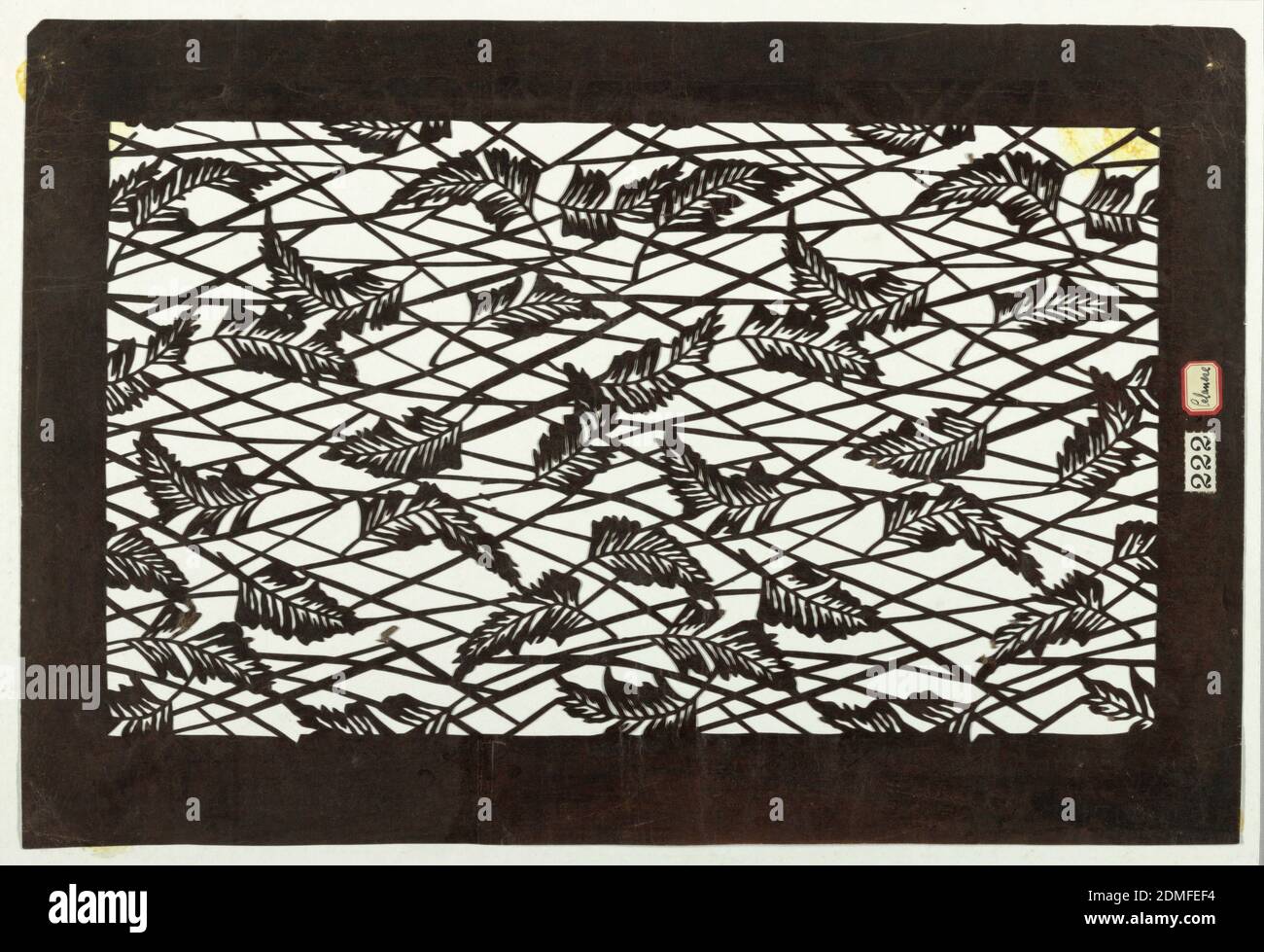 Plumas, papel de mora (kozo washi) tratado con tanino persimmon fermentado (kakishibu), plumas estilizadas están sobre un fondo de tira entrelazada., Japón, mediados del siglo 18 - principios del siglo 19, diseños textiles, Katagami, Katagami Foto de stock