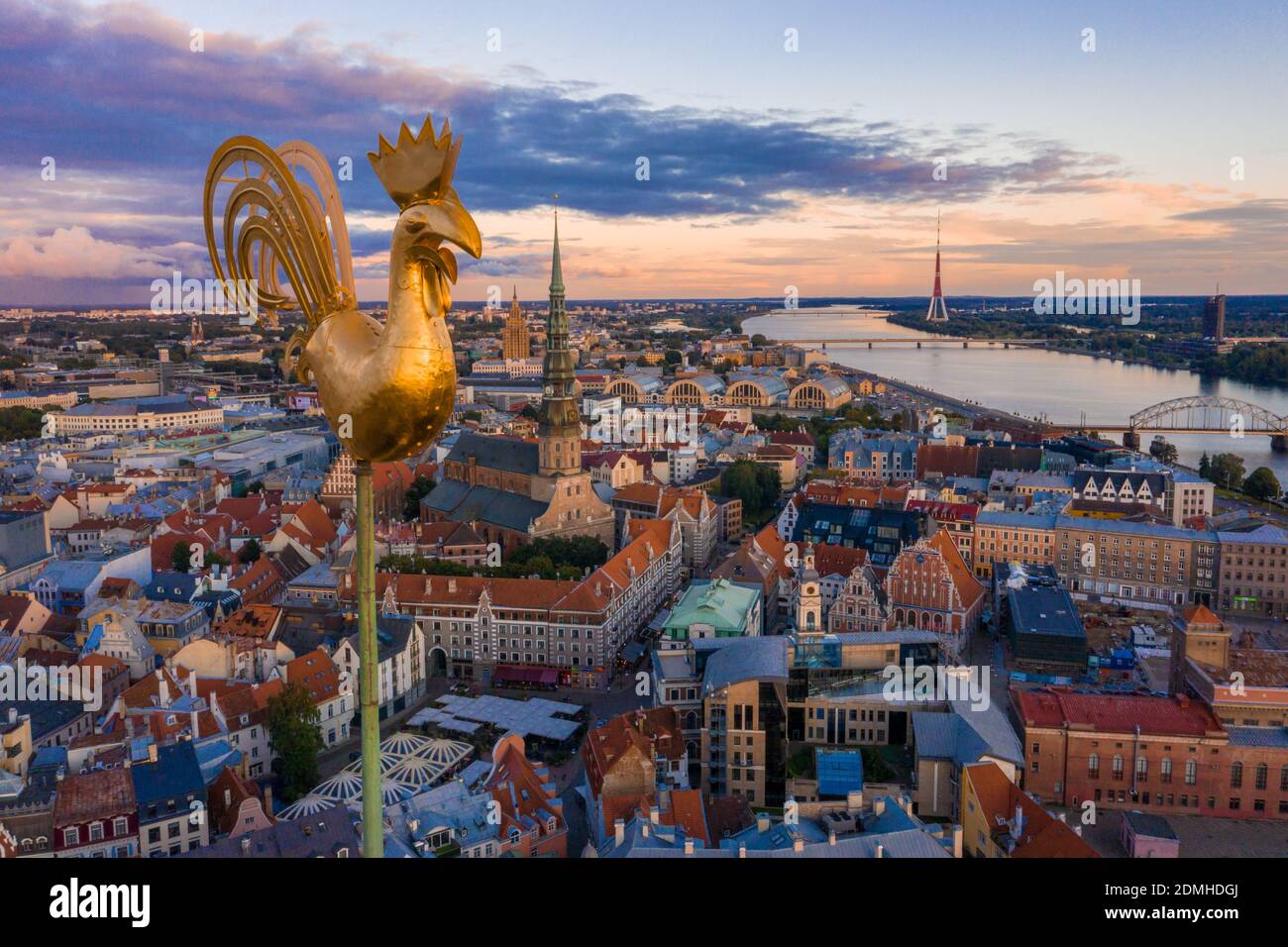 un cierre aéreo de la estatua de la polla de oro en el casco antiguo de  Riga, Letonia Fotografía de stock - Alamy