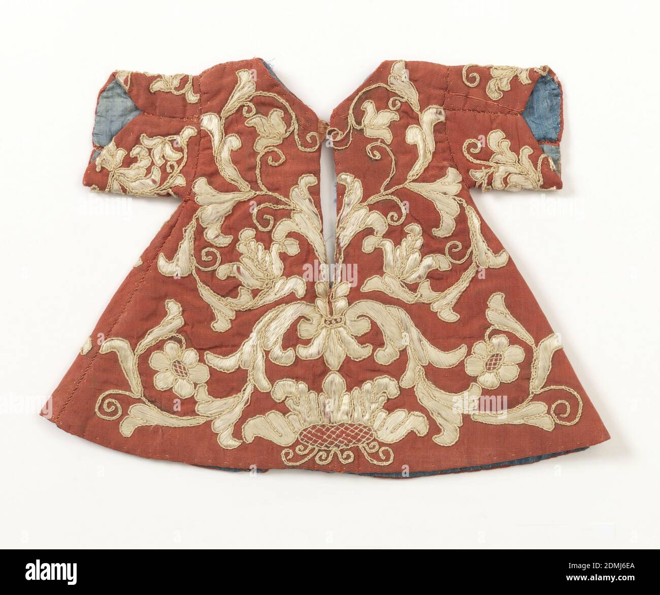 Bata, mediana: Seda Técnica: Cordón cosida y bordado de costura satinada; forrado, bata de manga corta hecha de seda roja acanalada bordada en seda blanca (costura satinada) y cordón cosida en diseño de flores abiertas y hojas de desplazamiento; forrado con seda azul; una corbata de seda rosa, (otras faltan). Ropa destinada a una figura eclesiástica., Francia, principios del siglo 18, bordado y costura, bata Foto de stock