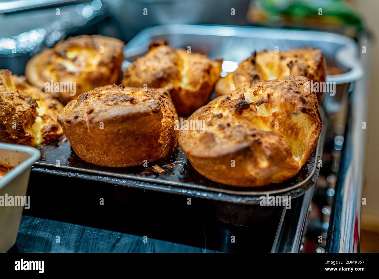 Primer plano de una bandeja de pudín batido tradicional recién salido del  horno Fotografía de stock - Alamy