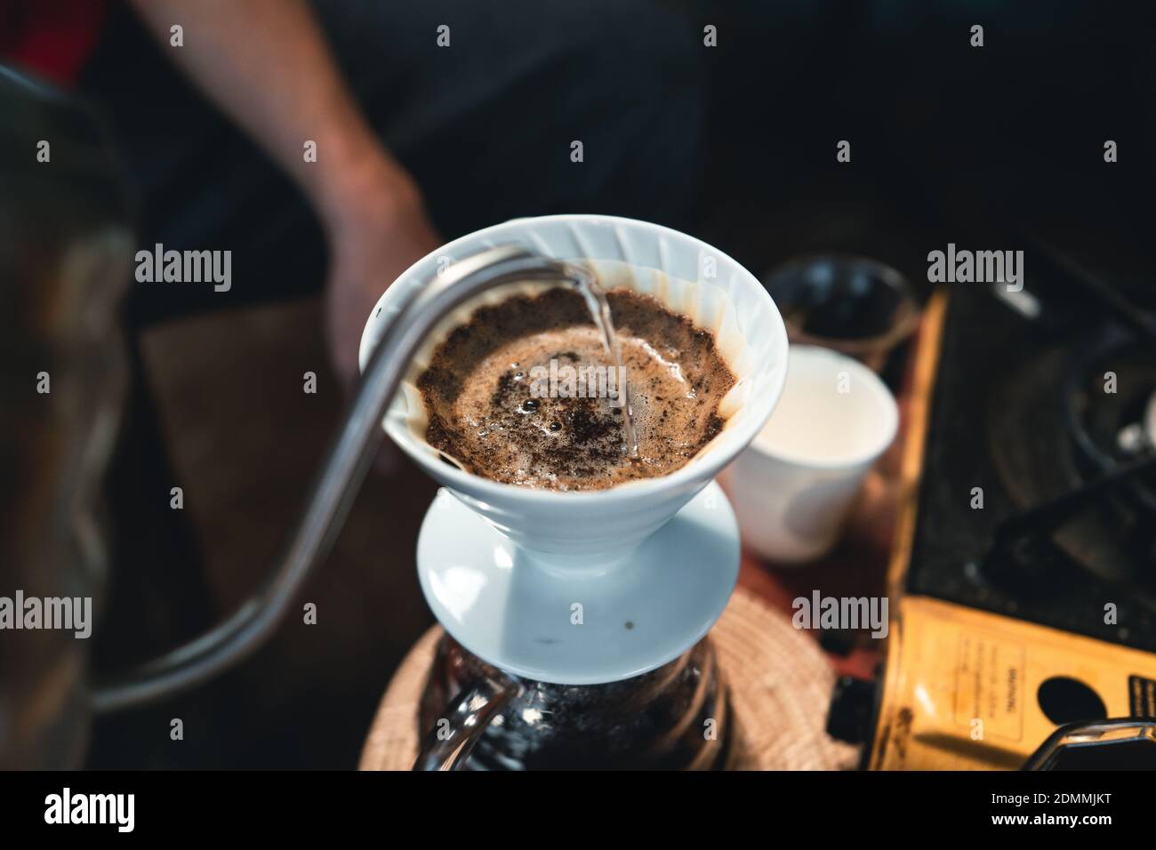 Cafetera para preparar café en la estufa. Taza de café, granos en un tarro.  La vida de la mañana Fotografía de stock - Alamy