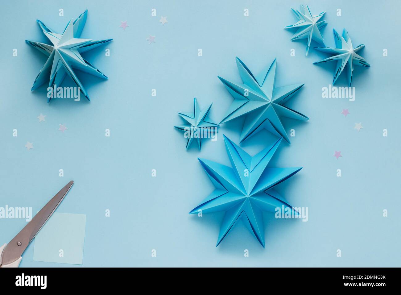 Árbol de Navidad 3D origami simple hecho de papel azul. Instrucciones paso  a paso, paso 18. Utilice papel de diferentes tamaños y colores para hacer  un árbol de Navidad más pequeño con