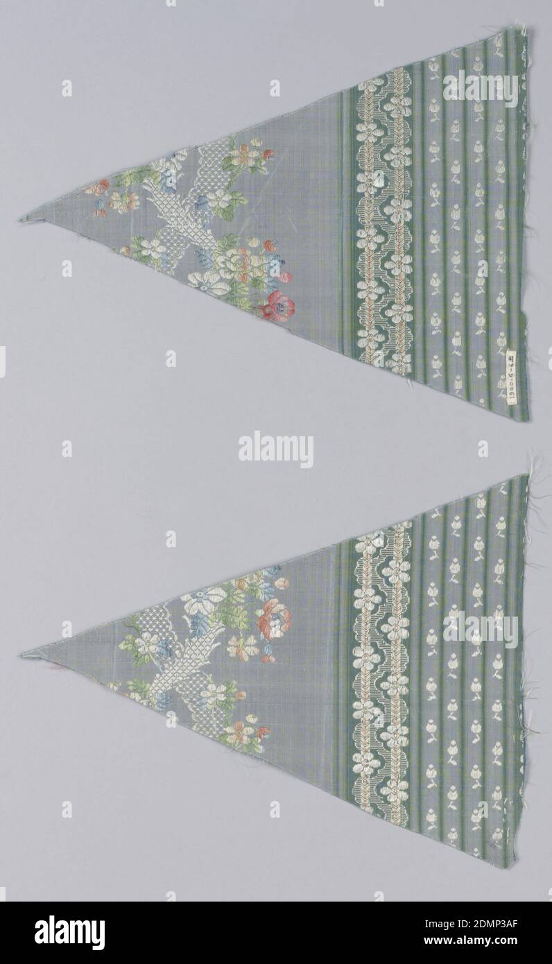 Fragmento, Medio; seda Medio: Tejido, dos tejidos triangulares con un patrón sobre fondo azul pálido, siglo 18, tejidos tejidos, Fragment Foto de stock