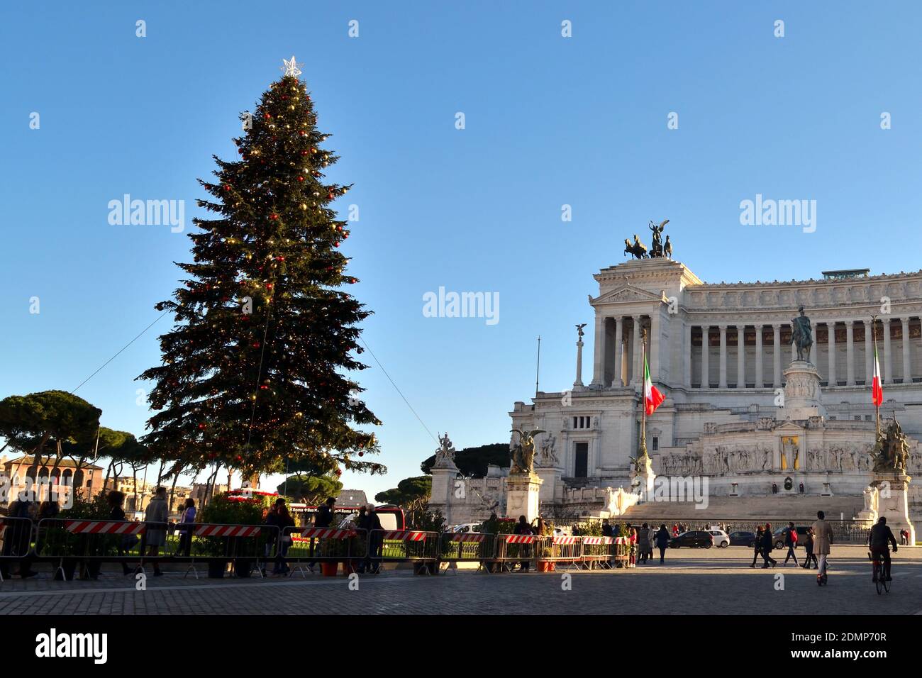 Roma, Italia - 13 de diciembre de 2020: Vista del famoso árbol de Navidad en la Piazza Venezia con pocos turistas debido a la epidemia de Covid19. Foto de stock