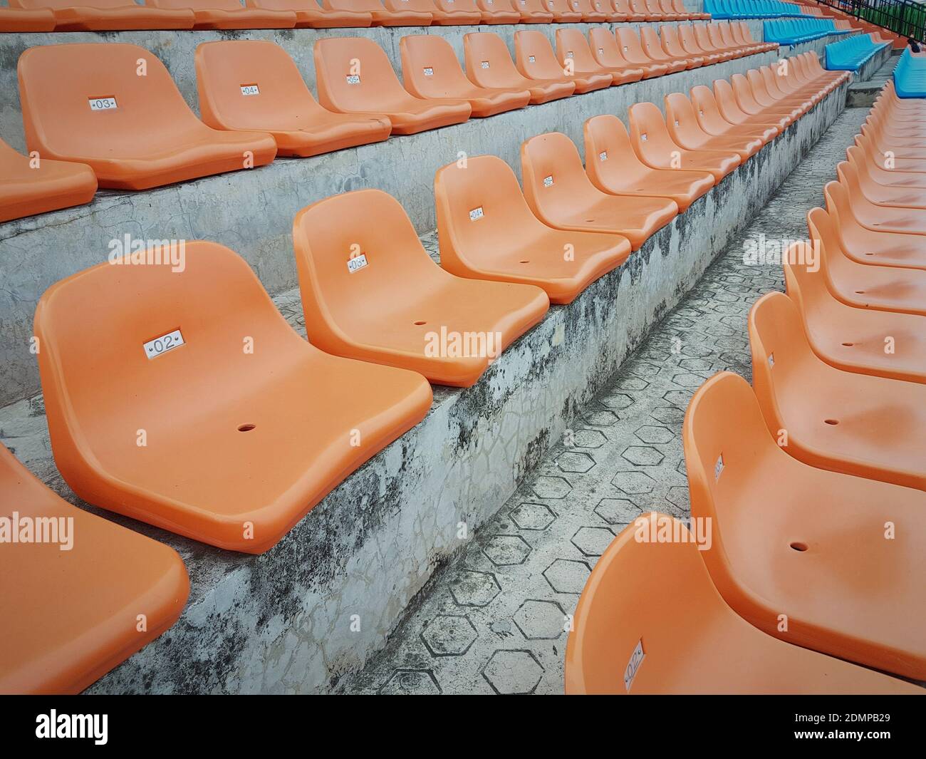 Sillas vacías en fila en el estadio Foto de stock