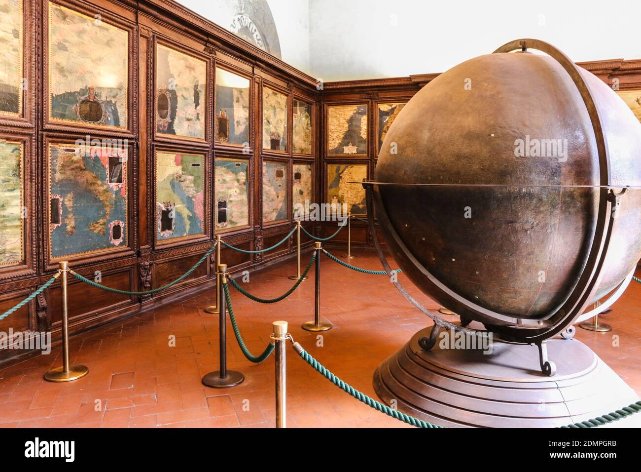 Espléndida vista de la impresionante Sala de Mapas geográficos con el famoso globo, conocido como Mappa Mundi, en el Palazzo Vecchio de Florencia. Construido en... Foto de stock