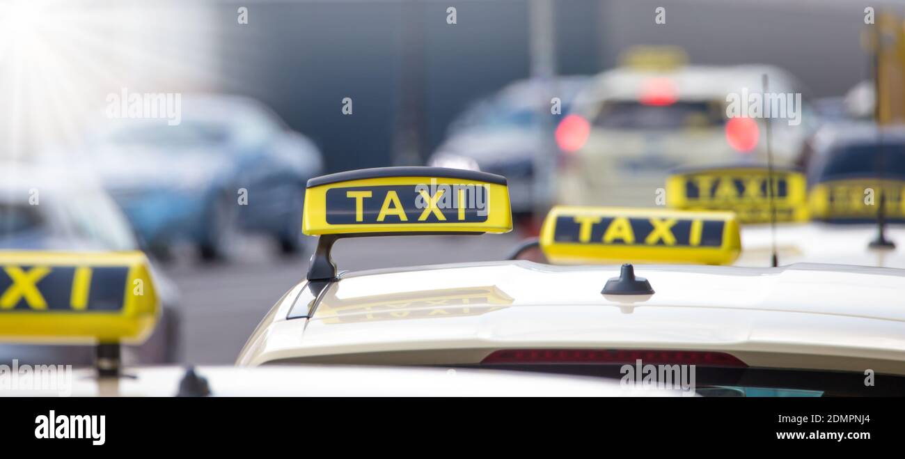Primer plano del texto de taxi sobre los techos de los coches en la ciudad Foto de stock