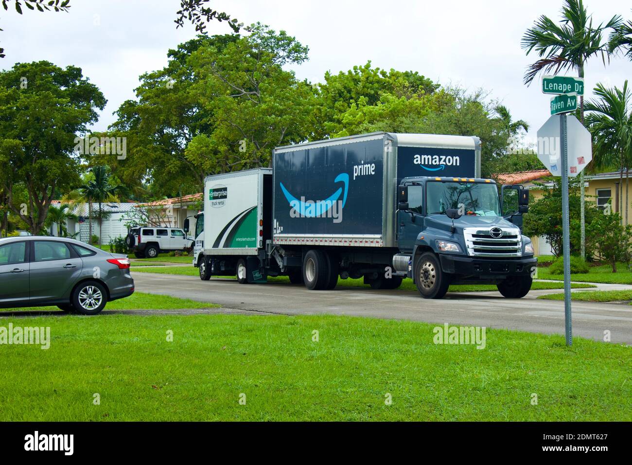 11/7/2020 Miami Florida EE.UU. Amazon Prime entrega de vehículos para en el barrio residencial, traslados de paquetes entre camiones Foto de stock