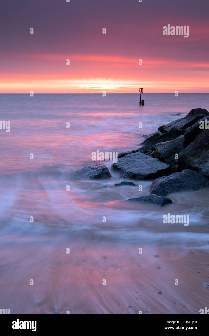 Sunrise, defensas del mar, Southwold, Suffolk, Reino Unido Foto de stock