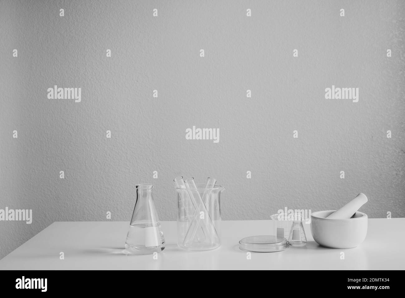 Vidrio - Material de café sobre la mesa contra la pared Foto de stock