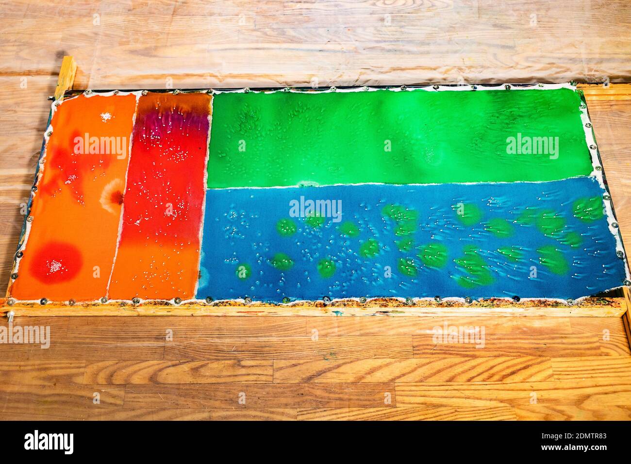tela pintada a mano en técnica batik con manchas de sal adheridas a. marco  de madera en la mesa en casa Fotografía de stock - Alamy