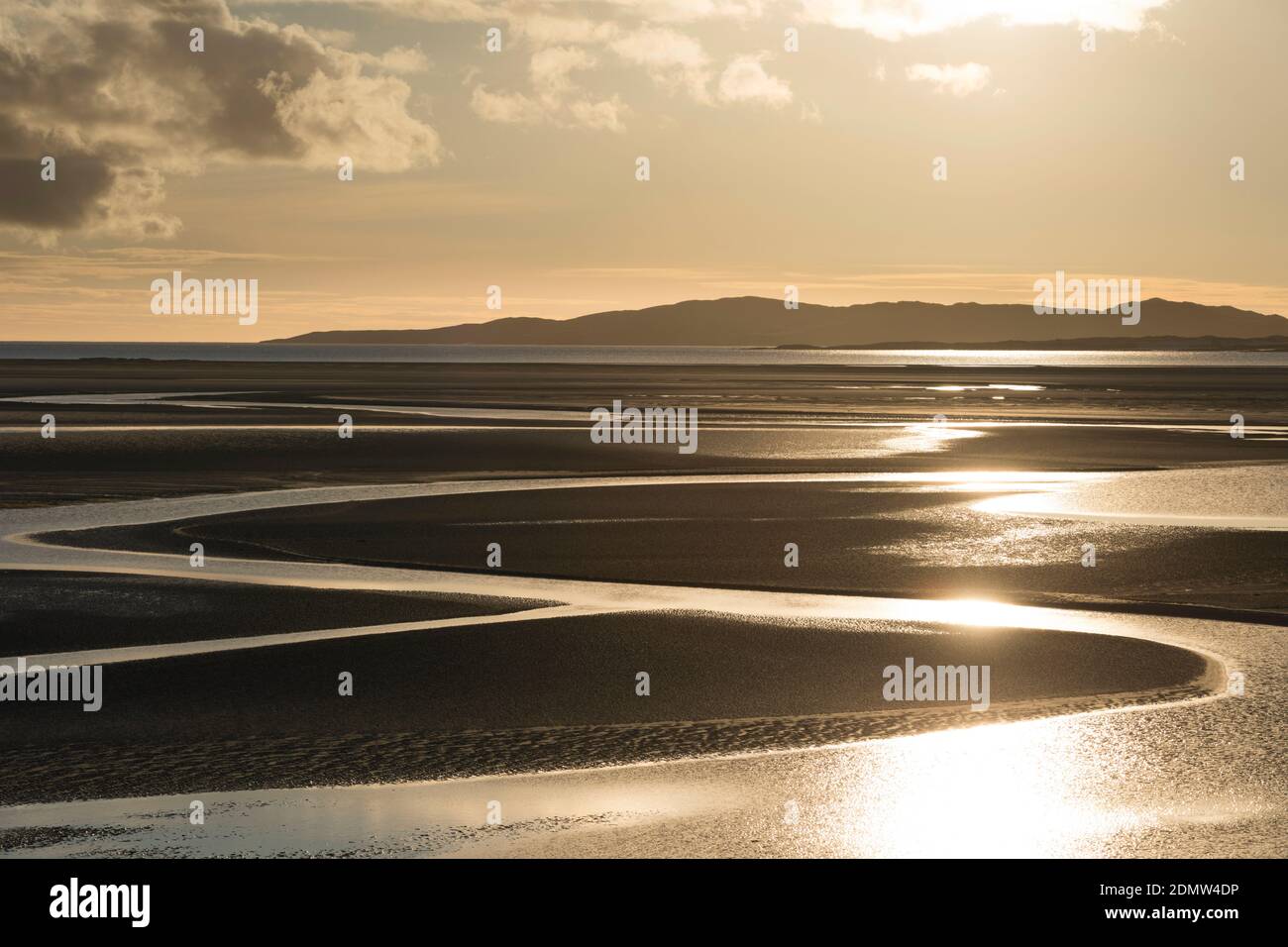 Puesta de sol sobre el estuario de Luskentire, Isla de Harris Foto de stock