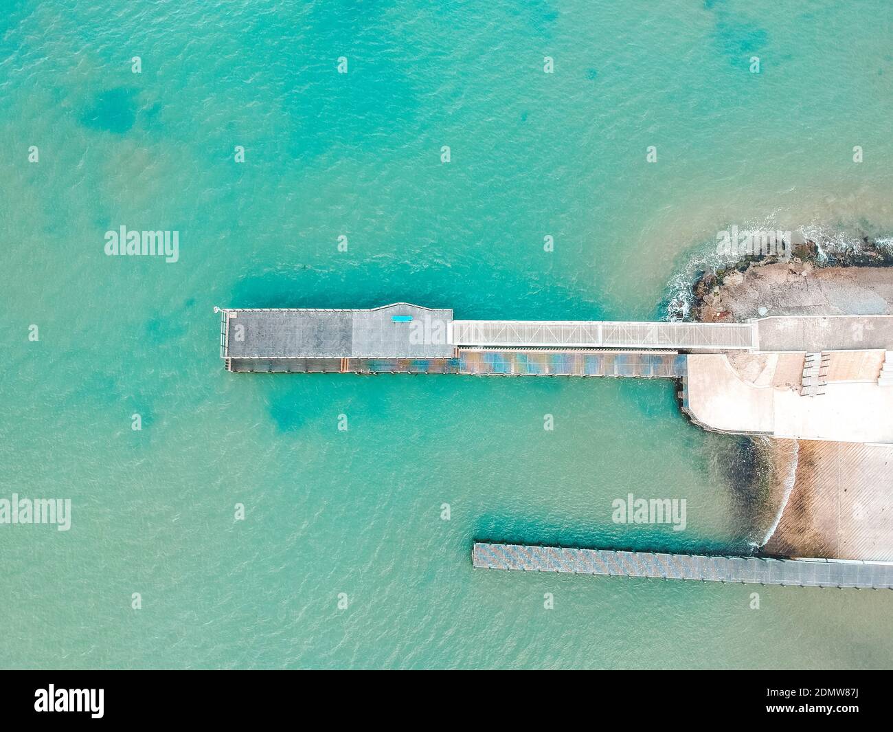 Vista aérea del muelle sobre el mar Foto de stock
