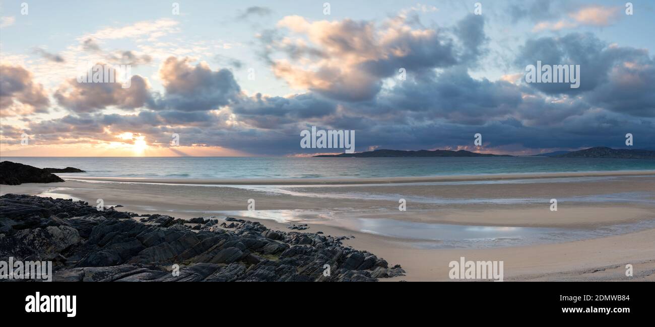 Puesta de sol sobre la playa de Borve con Taransay en el horizonte, Isla de Harris, Escocia Foto de stock