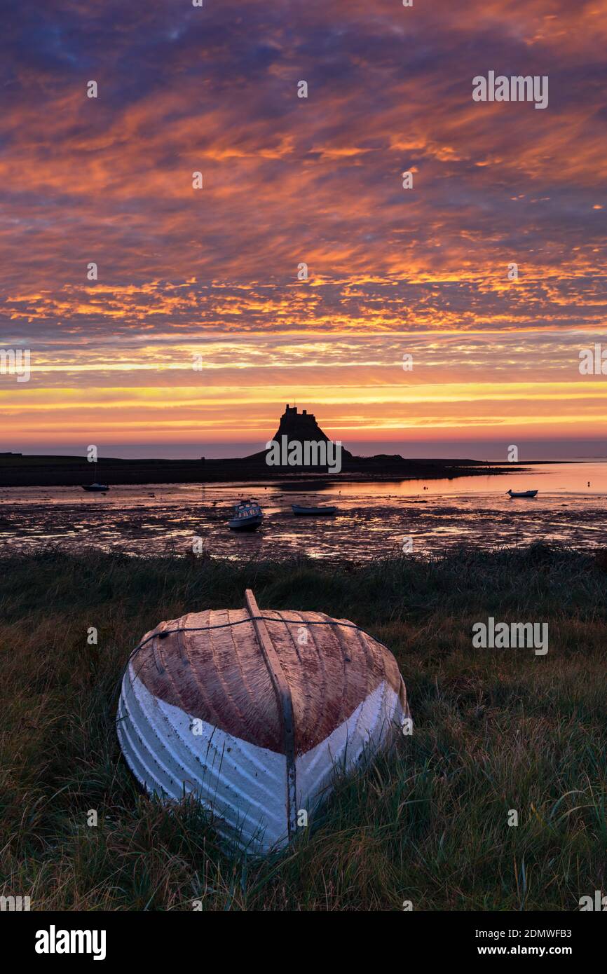 Espectacular Sunrise Holy Island, Lindisfarne, Northumberland, Reino Unido Foto de stock