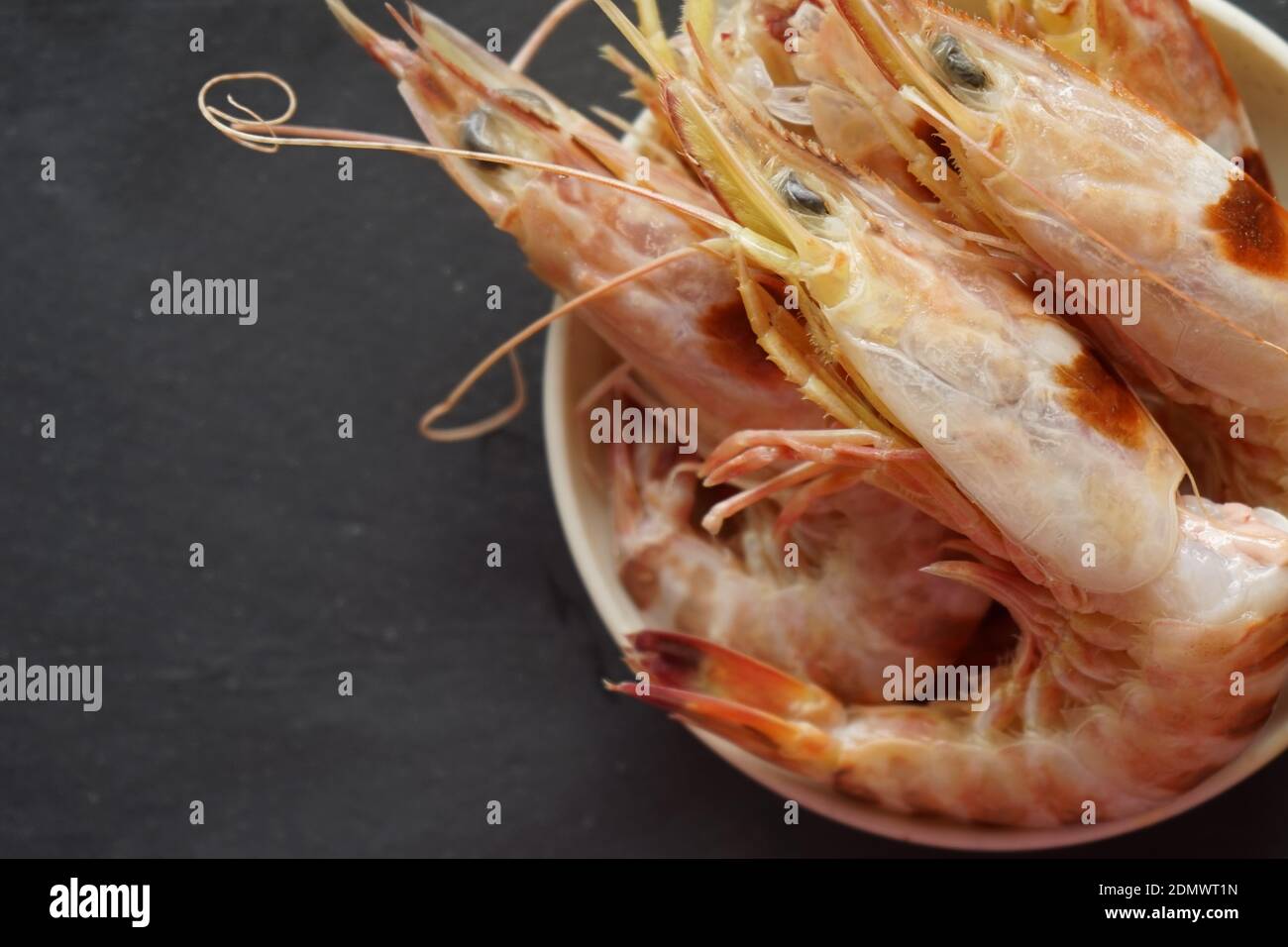 Un alto ángulo de visualización de camarón en el tazón en la mesa  Fotografía de stock - Alamy