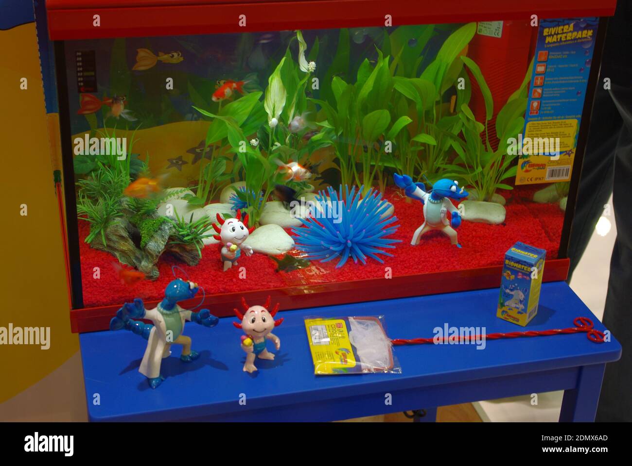 Acuario de juguete para niños Fotografía de stock - Alamy