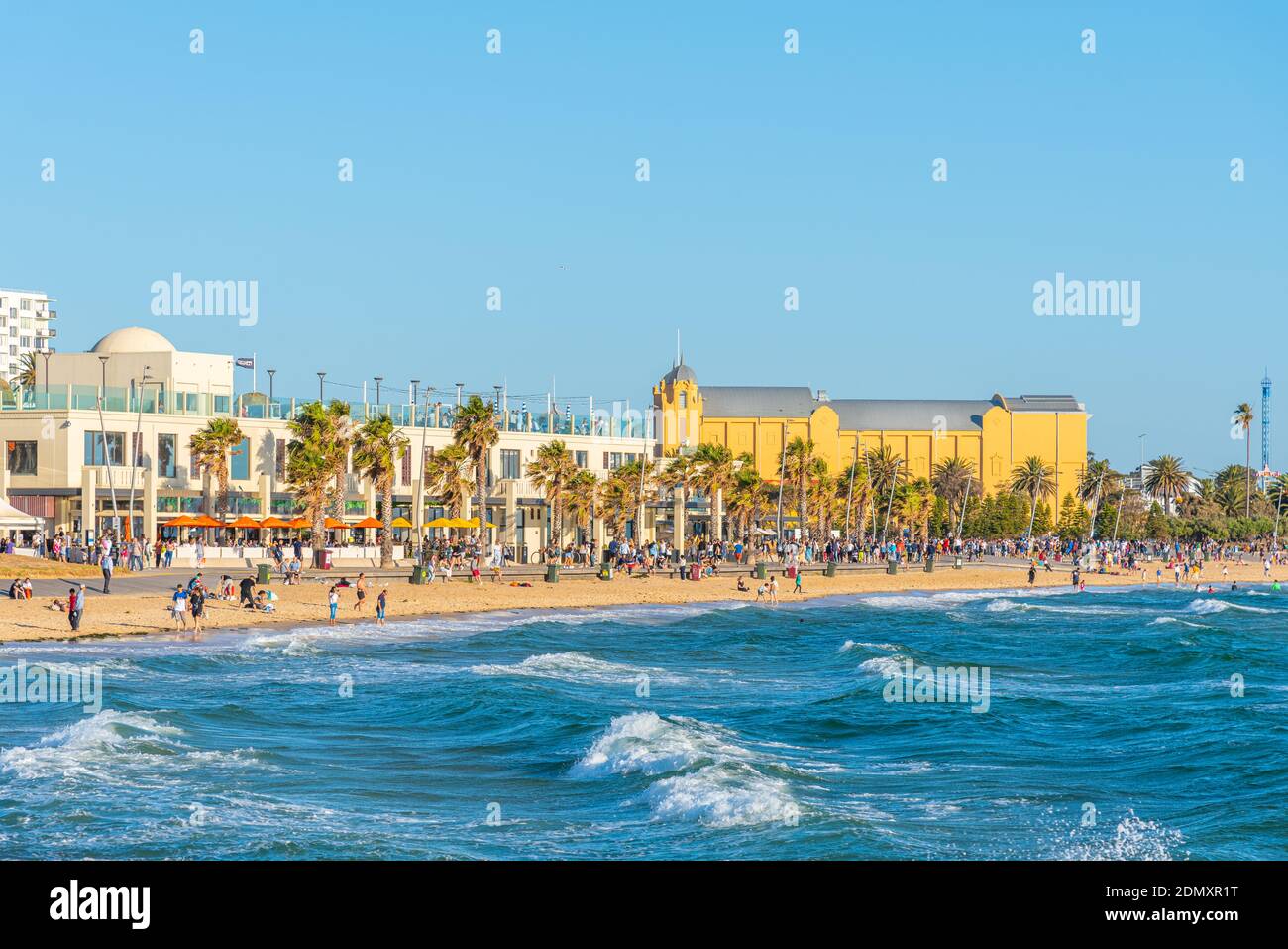 MELBOURNE, AUSTRALIA, 1 DE ENERO de 2020: La gente está disfrutando de un día soleado en una playa en St. Kilda, Australia Foto de stock