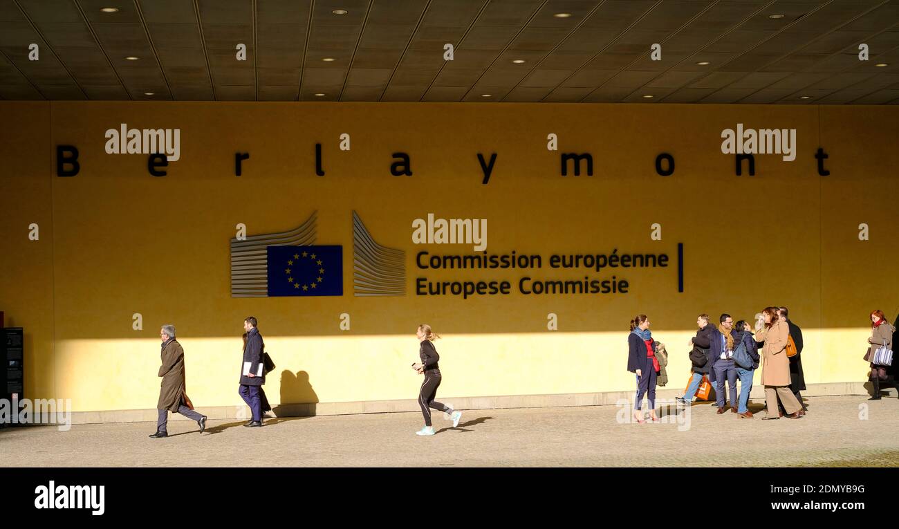 Bélgica, Bruselas: Gente pasando por el edificio Berlaymont, sede de la Comisión Europea Foto de stock