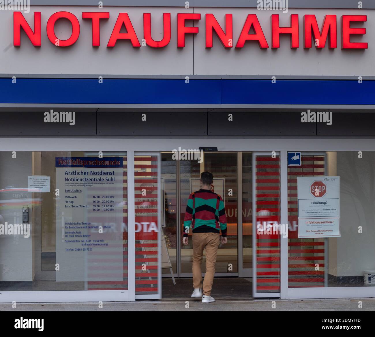 Suhl, Alemania. 17 de diciembre de 2020. Un hombre entra en la sala de emergencias de SRH Zentralklinikum Suhl. El hospital cuenta actualmente con 24 camas de cuidados intensivos, 15 de las cuales están ocupadas por 19 pacientes de Covid. Crédito: Michael Reichel/dpa-Zentralbild/dpa/Alamy Live News Foto de stock