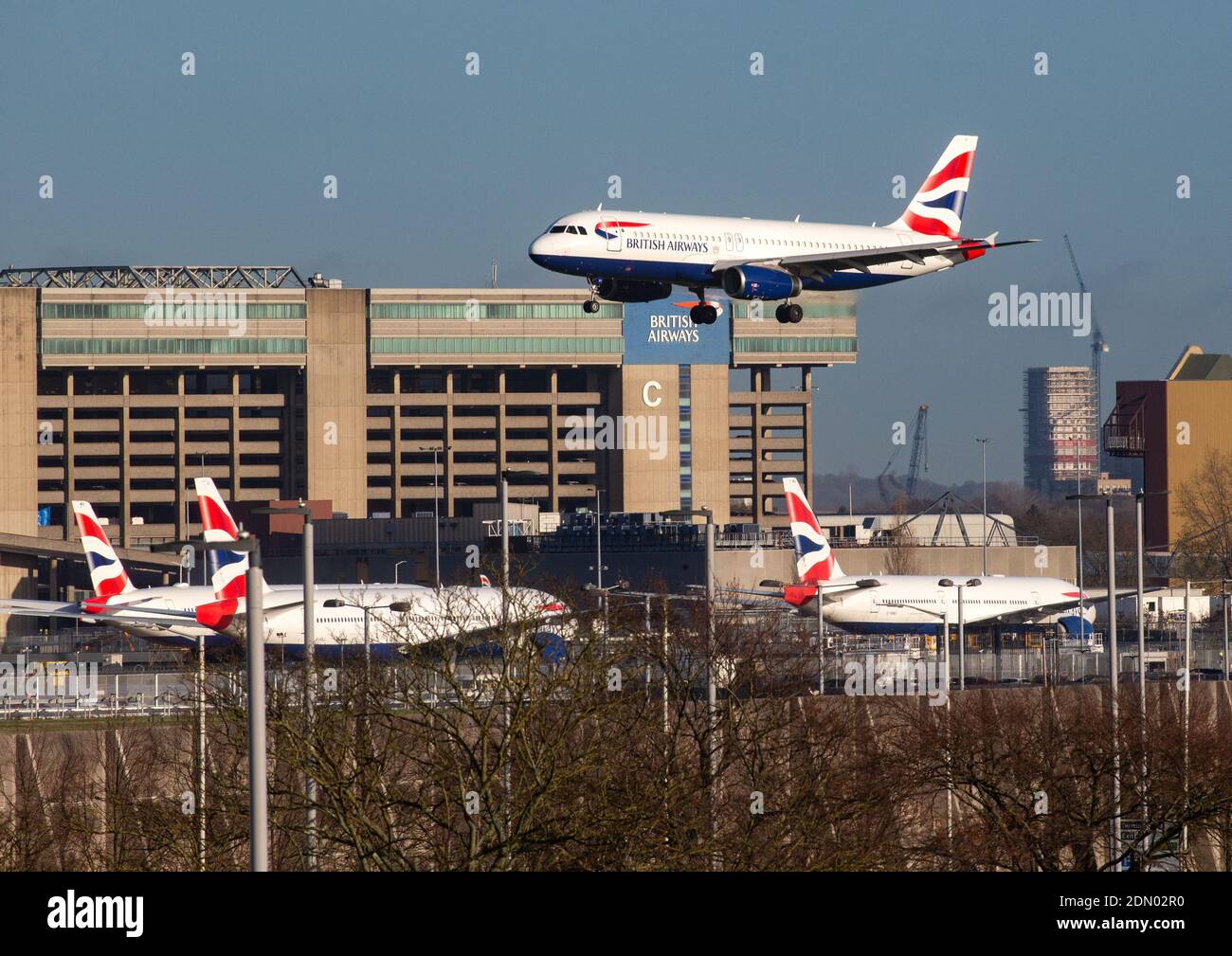 Londres, Reino Unido. 17 de diciembre de 2020. El avión de British Airways aterrizó hoy en el aeropuerto de Heathrow. British Airways está recortando permanentemente 13 rutas de vuelo de largo recorrido de su horario de verano de 2021. Después de un año difícil en el que la pandemia y las restricciones de viaje que la acompañan han aterrizado aviones en todo el mundo, BA también está suspendiendo los vuelos a Sydney, Bangkok y San José hasta el 2021 de octubre. Crédito: Mark Thomas/Alamy Live News Foto de stock