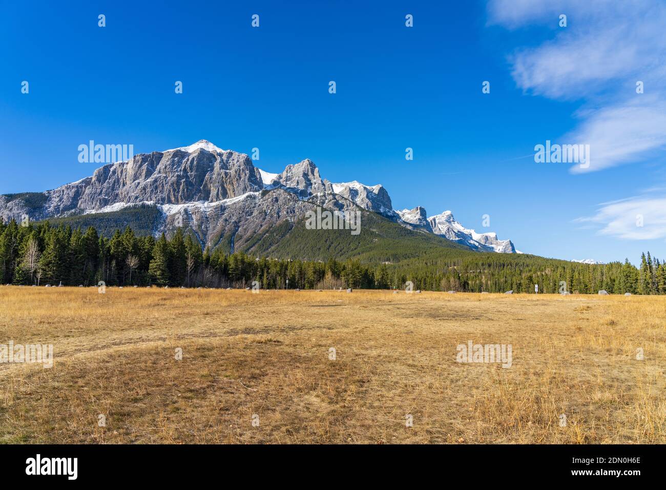 Parque Quarry Lake, playa serena en la ladera de la montaña y parque para perros a finales de la temporada de otoño soleado día por la mañana. Monte Rundle cubierto de nieve con cielo azul Foto de stock