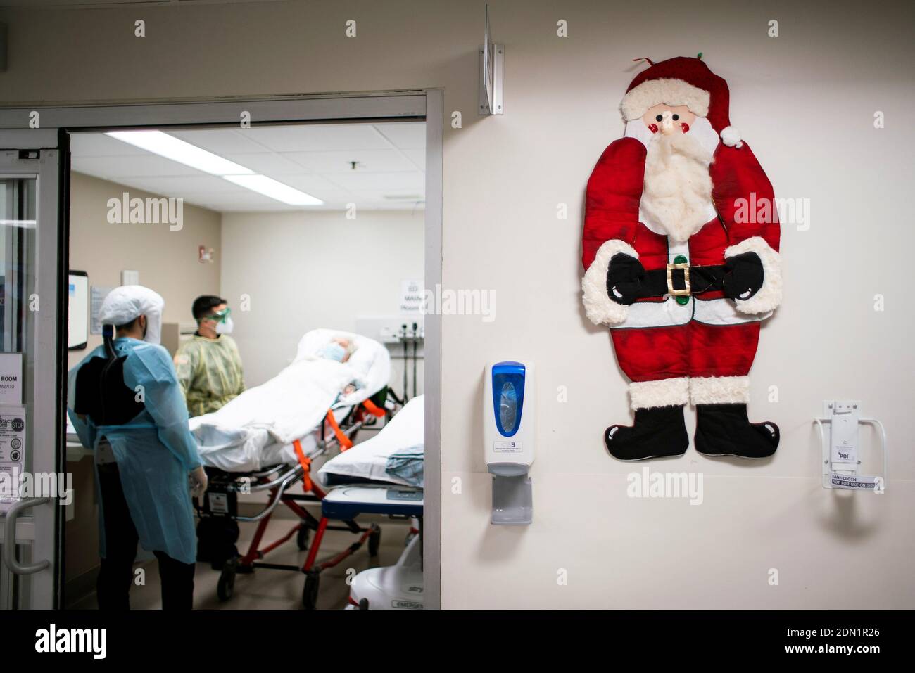 Las decoraciones navideñas se ven fuera de una sala de emergencia mientras  el personal de salud transporta un paciente positivo de la enfermedad de  coronavirus (COVID-19), en el Centro médico Regional de