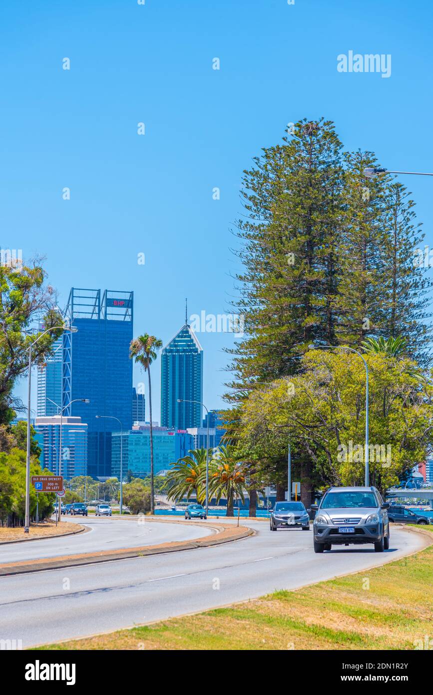 PERTH, AUSTRALIA, 18 DE ENERO de 2020: Centro de Perth visto desde la carretera de la bahía de los montes, Australia Foto de stock