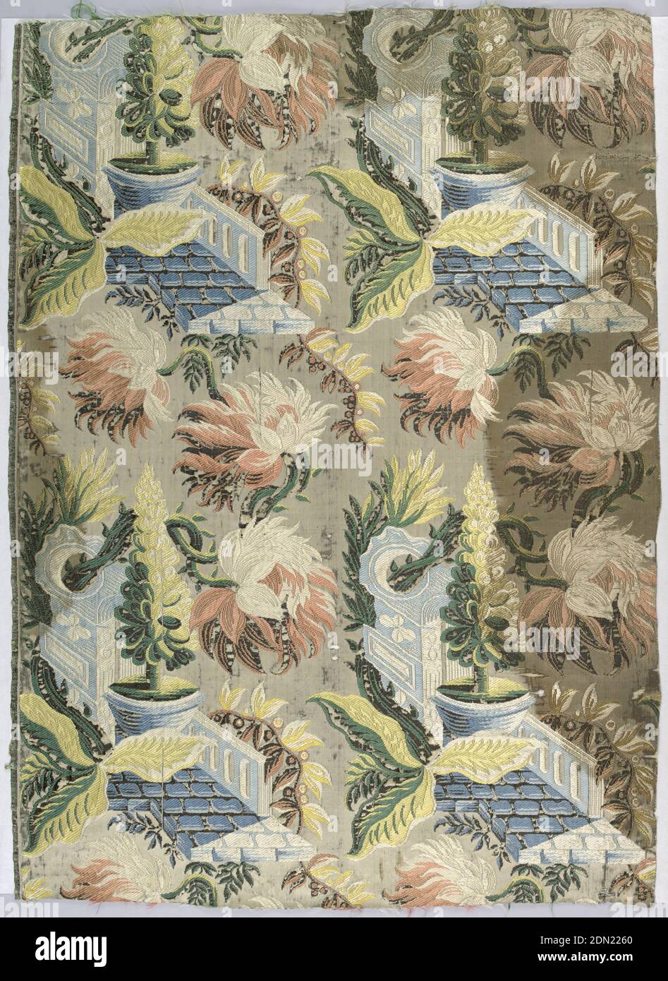 Textil, Medio: Seda Técnica: Tejido, tela tejida de seda con un patrón  "extraño" que muestra grandes flores y hojas sobre un fondo de motivos  arquitectónicos incluyendo un balaustrado y camino pavimentado con
