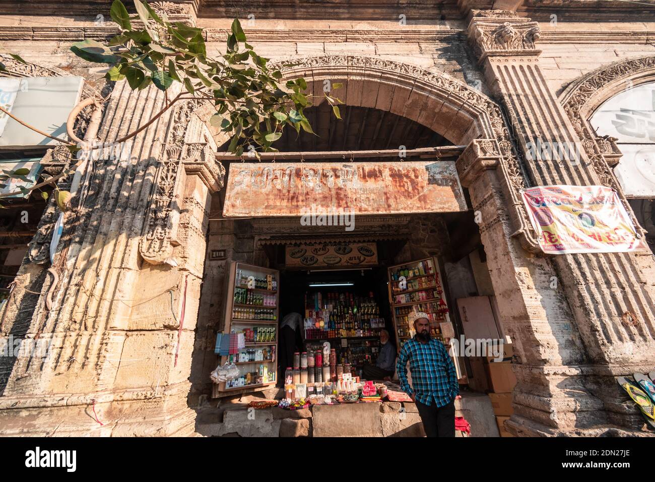 Jamnagar, Gujarat, India - Diciembre 2018: Parte de una columnata arqueada en el antiguo mercado del Bazar Chandi en la ciudad vieja. Foto de stock