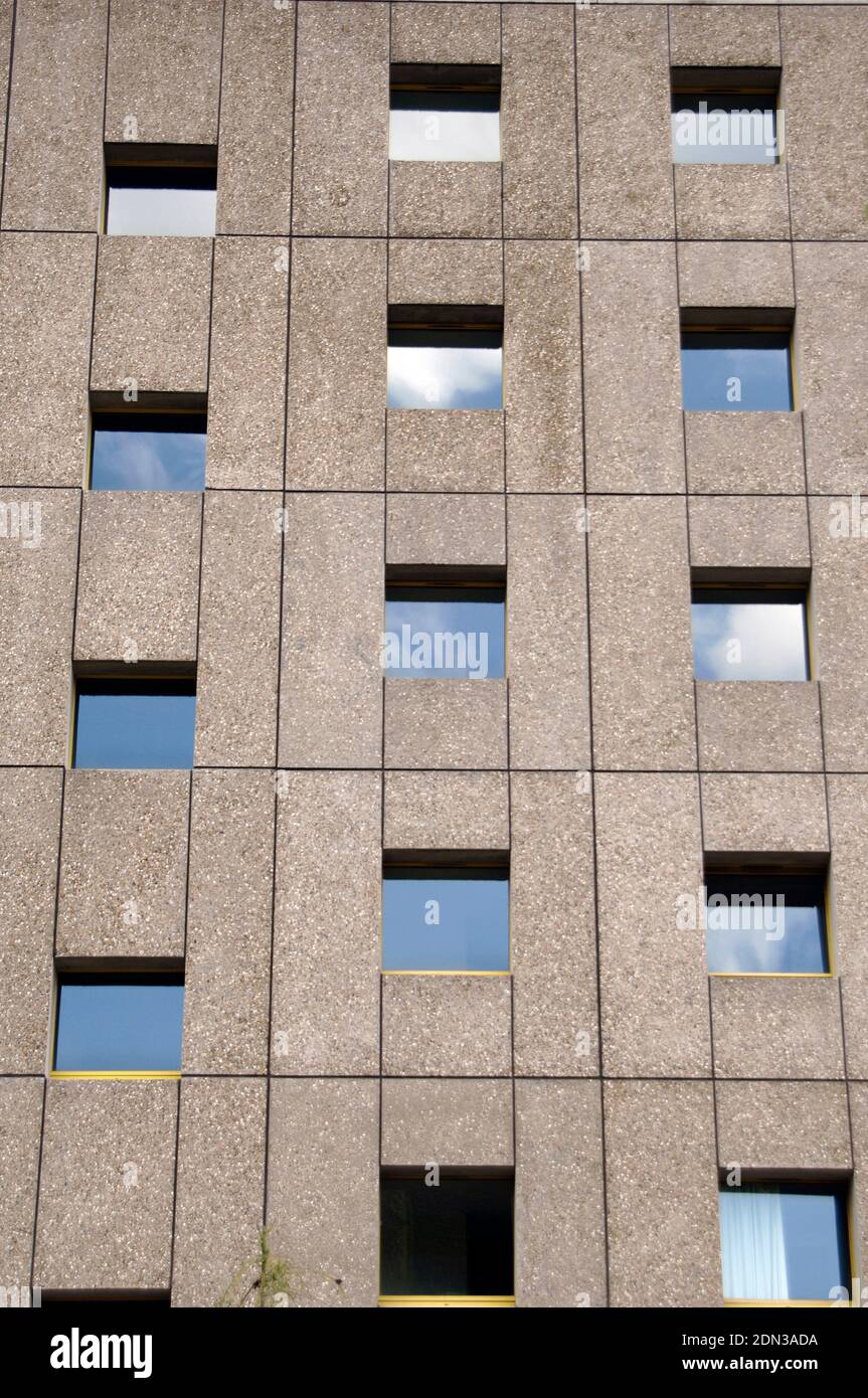 Francia, París. El Campus Universitario Internacional. Maison du Bresil (Casa de Brasil). Edificio diseñado por le Corbusier (1887-1965) y Lucio Costa (1902-1998). Fue inaugurado en 1959. Detalle arquitectónico de la fachada. Foto de stock