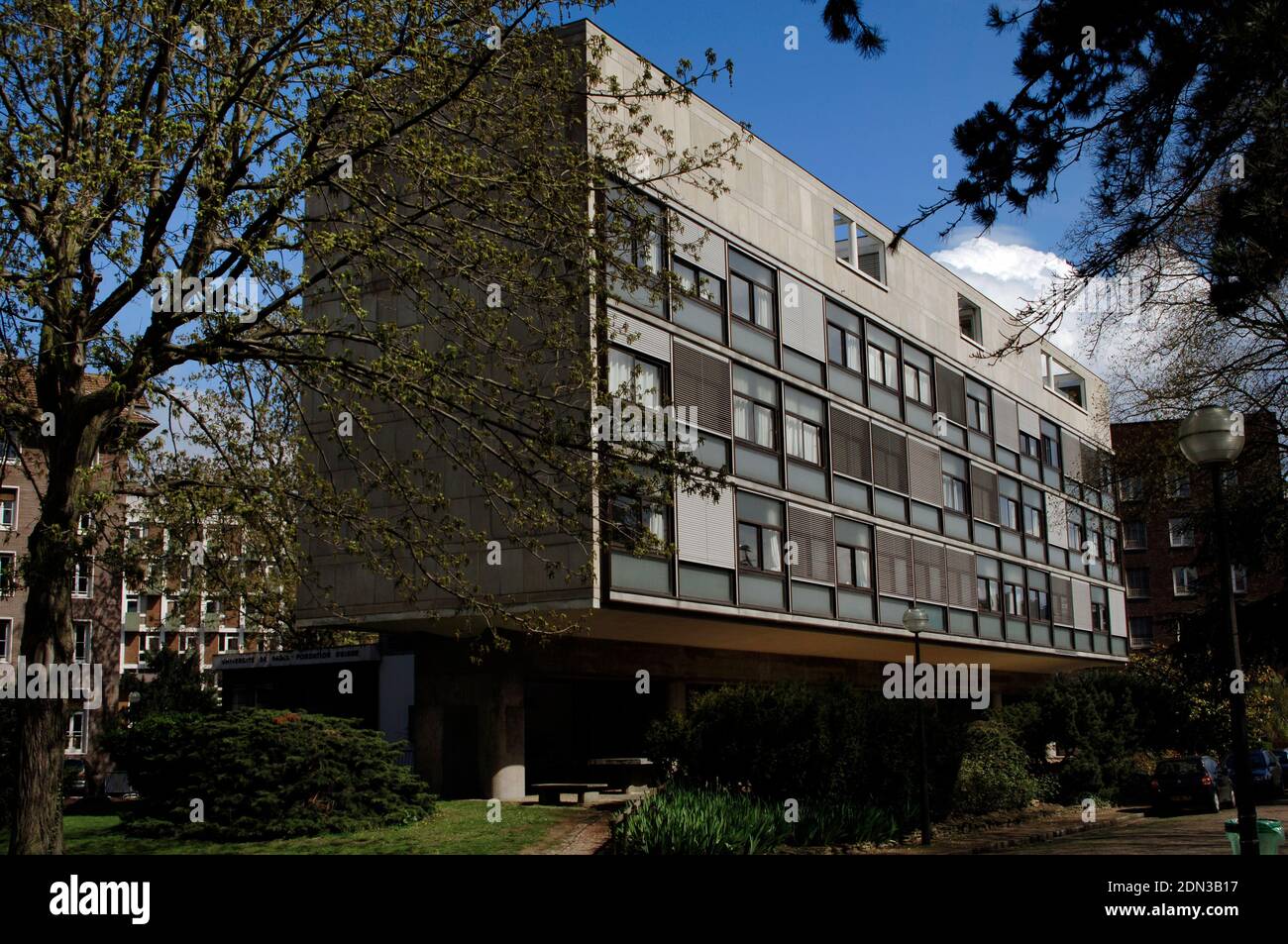 Francia, París. El Campus Universitario Internacional. El Pabellón Suizo. Edificio diseñado por le Corbusier (1887-1965) y Pierre Jeanneret (1896-1967) entre 1930 y 1931. Fue inaugurado en julio de 1933. Vista exterior. Foto de stock