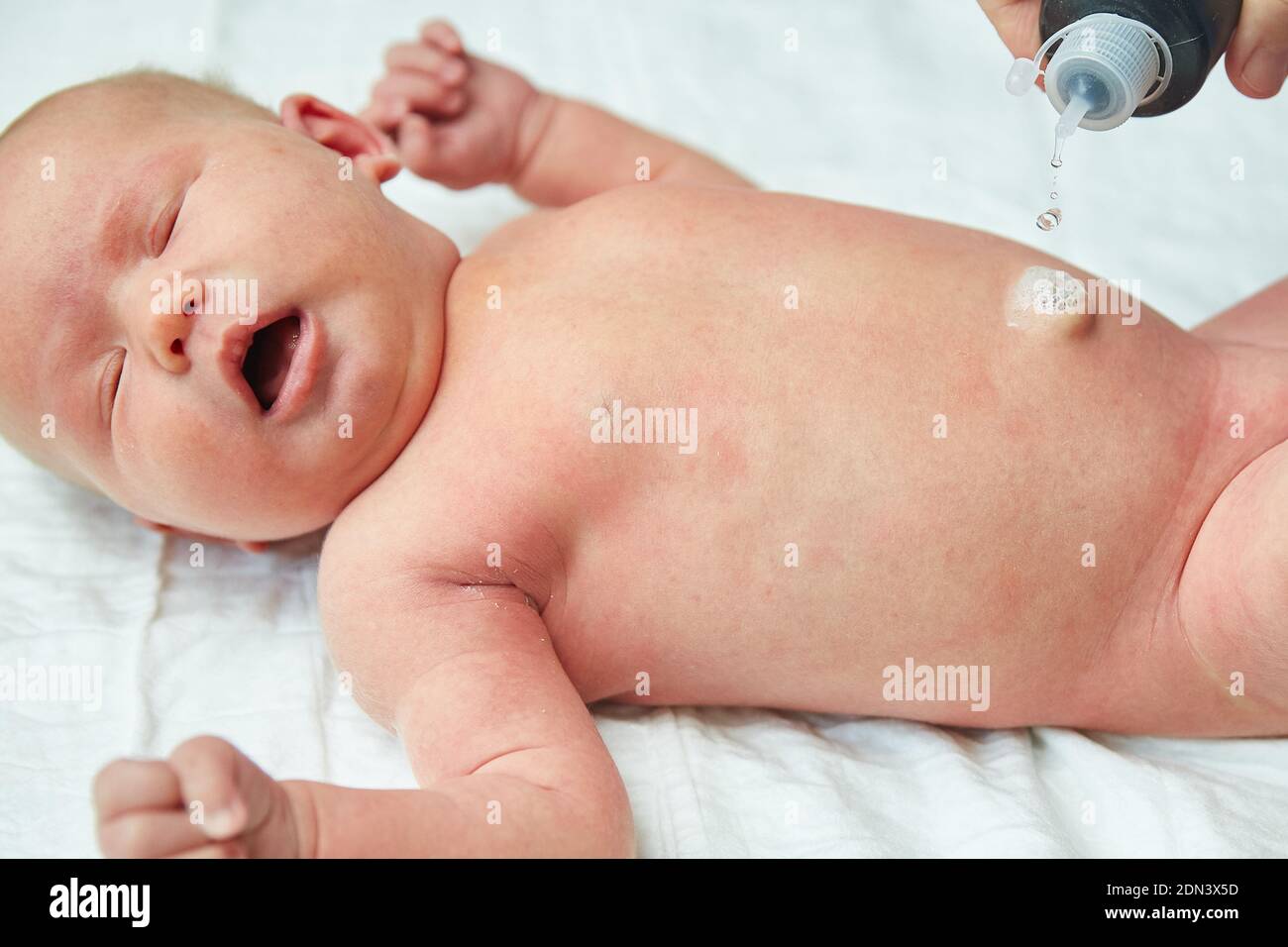 Ombligo De Nino Fotos E Imagenes De Stock Alamy