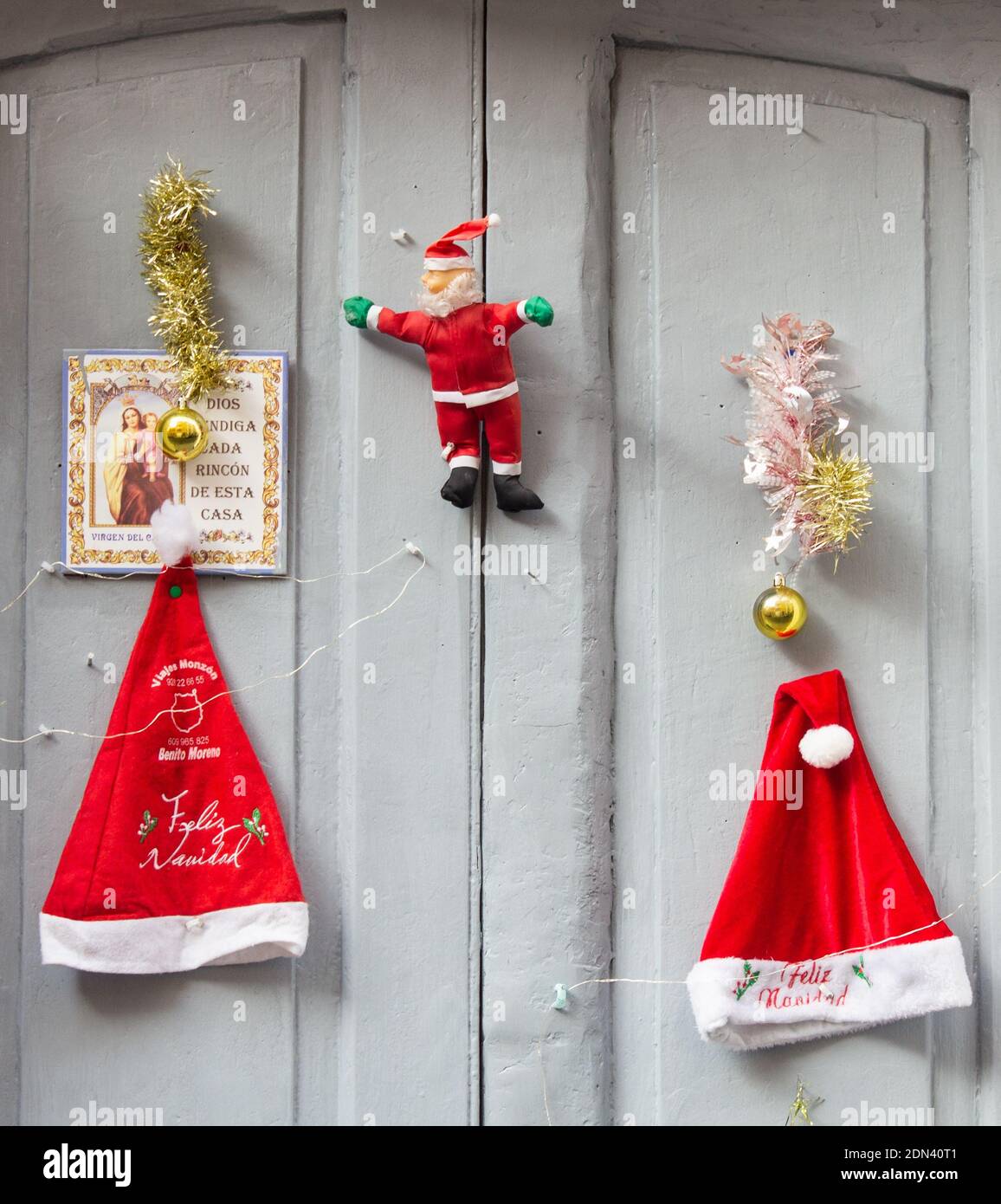 Adornos navideños en la pared de la casa en España Fotografía de stock -  Alamy