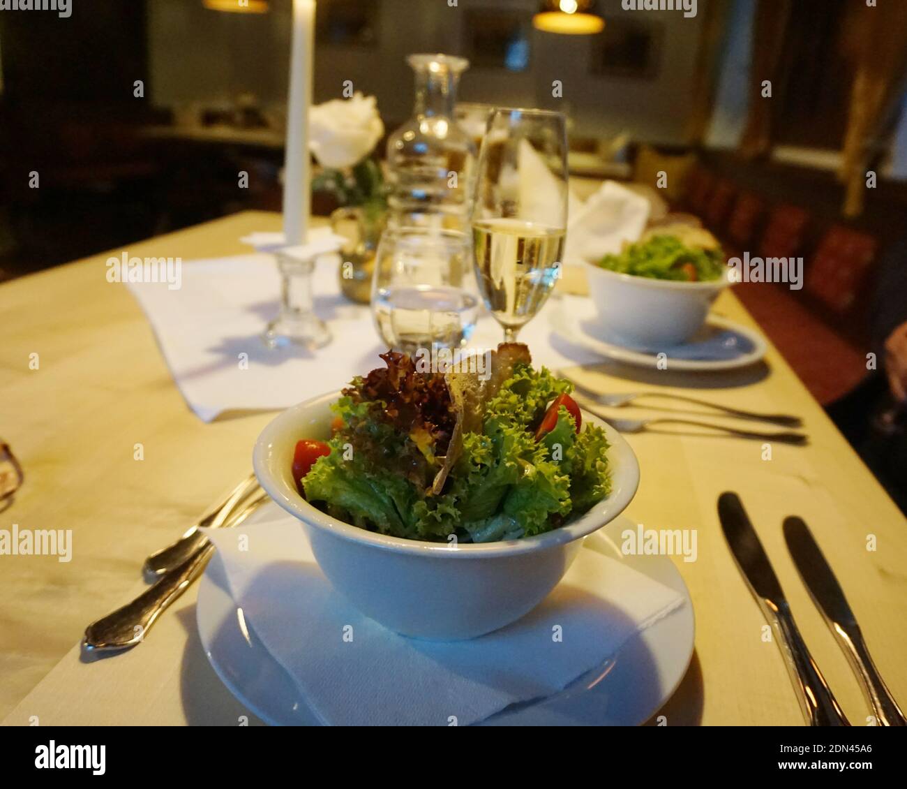 La comida se sirve en la mesa en el restaurante Fotografía de stock - Alamy