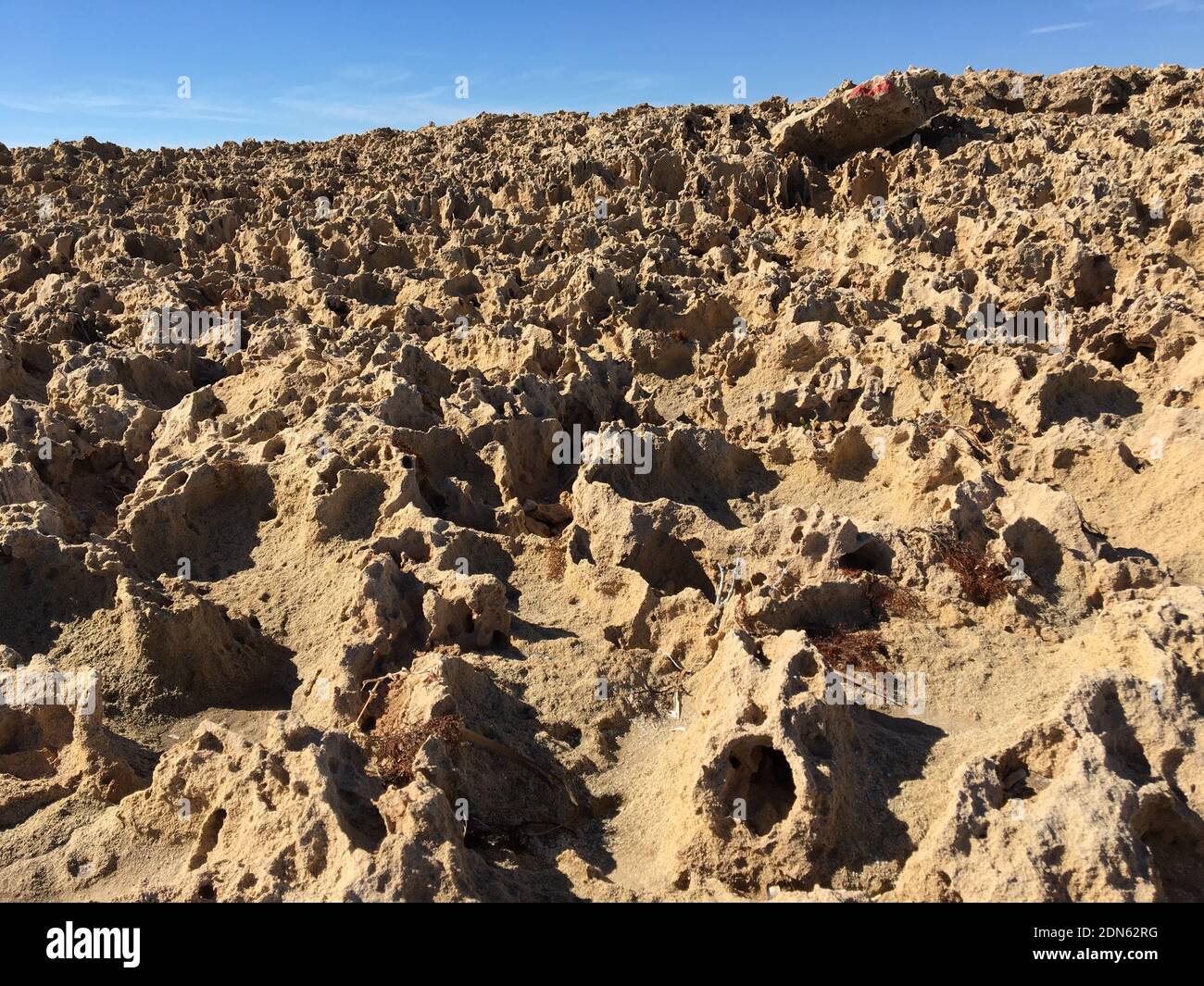 Vista de formaciones rocosas en tierra Foto de stock